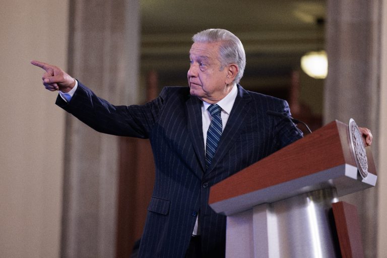 AMLO plantea reforma para eliminar 10 organismos autónomos, entre ellos el de Transparencia