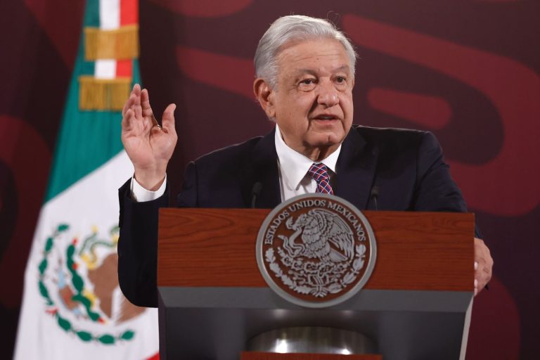 AMLO ignora al INE; asegura que será mujer la próxima Presidenta de México
