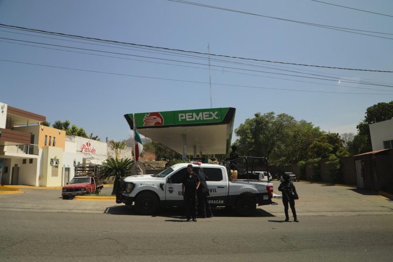 Agentes federales y estatales, garantizan seguridad en abasto de combustible en Apatzingán